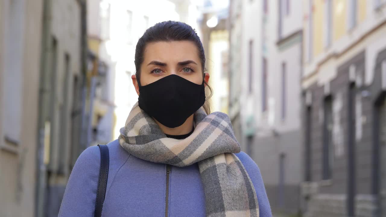 城市里戴着生物危害标志的戴着口罩的女人视频素材