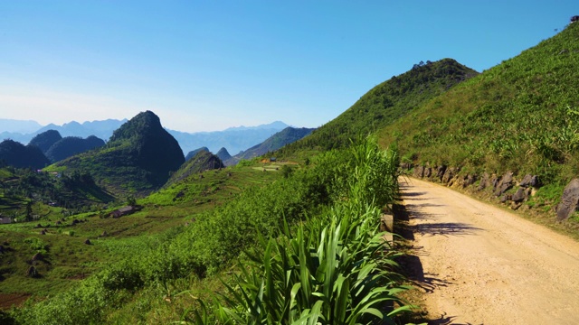 风景如画的山景在河江环线上的一个小蜿蜒的道路上，越南北部视频素材