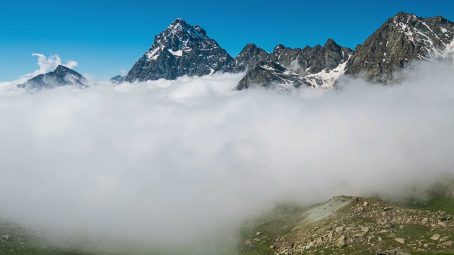 时间流逝，移动的云在山谷下的山脊和阿尔卑斯山峰。视频素材