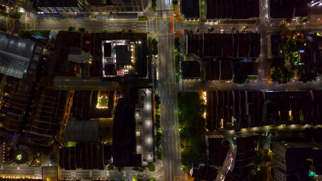 夜间照明新加坡城市市中心交通街道空中俯瞰延时全景4k视频素材