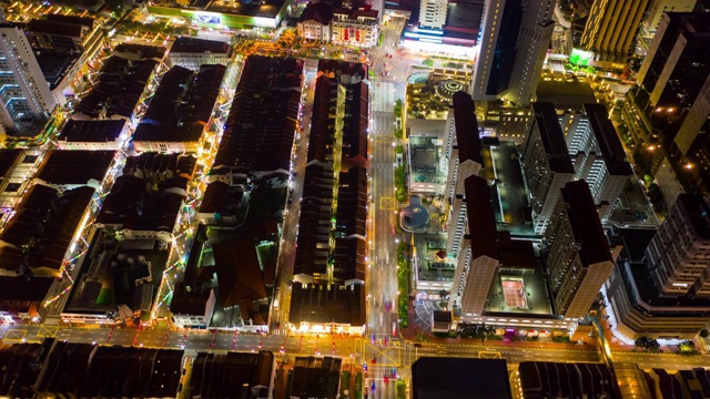 夜间照明新加坡城市市中心交通街道空中俯瞰延时全景4k视频素材