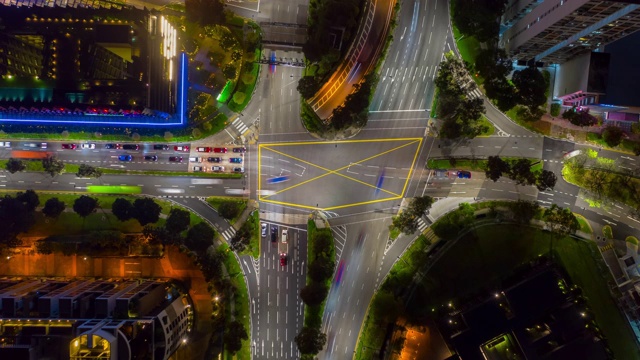 夜间照明新加坡城市中心交通街道十字路口空中俯瞰延时全景4k视频素材