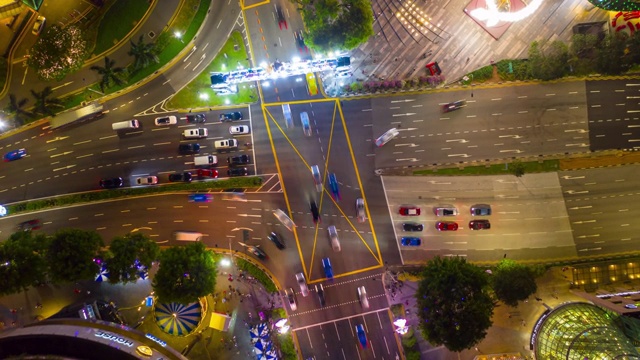 夜间照明新加坡城市市中心交通街道十字路口空中俯仰延时全景4k视频素材