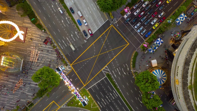 日落照明新加坡城市中心交通街道十字路口空中延时全景4k视频素材