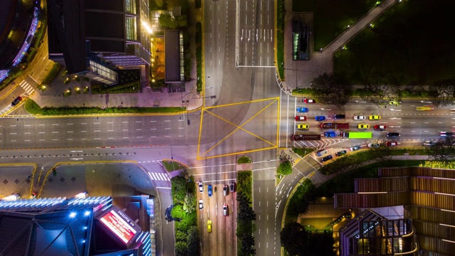 夜间照明新加坡城市市中心繁忙的交通街道十字路口空中俯瞰延时全景4k视频素材