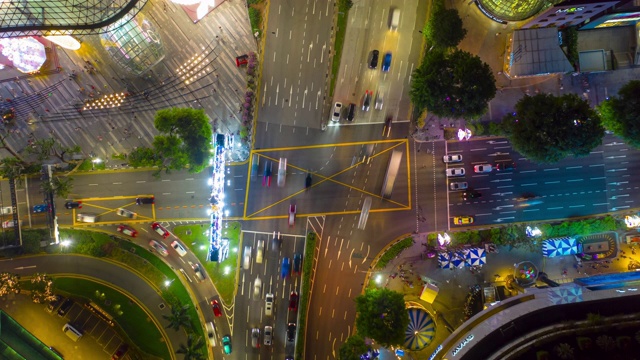 夜间照明新加坡城市市中心交通街道十字路口空中俯仰延时全景4k视频素材