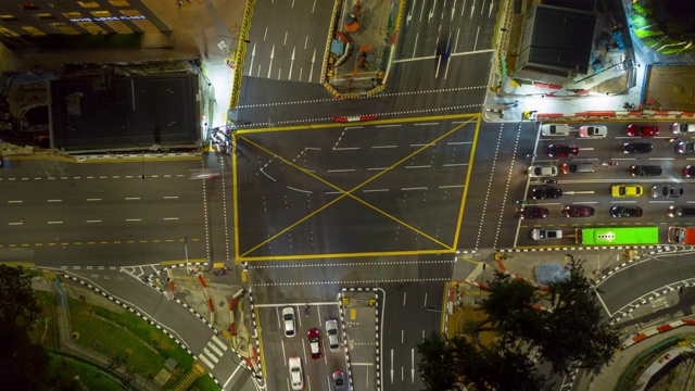 夜间照明新加坡城市中心交通街道十字路口空中延时全景4k视频素材