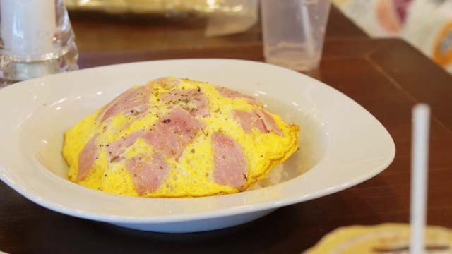 奶油煎蛋卷配培根饭视频素材