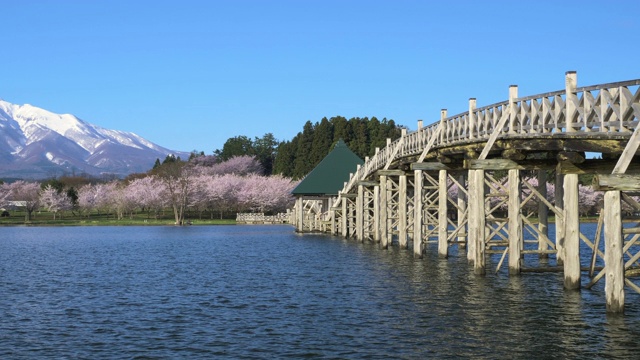 日本青森县北糖谷区磐城山、鹤井桥和湖视频素材