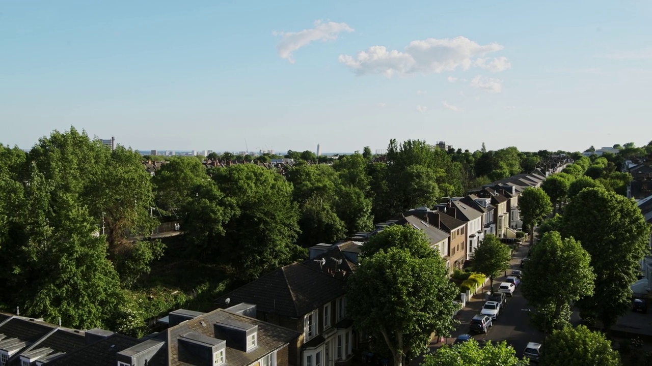 在伦敦北部中部的住宅梯田住宅的风景如画的房子和绿色的树木，英国-空中平移镜头视频素材