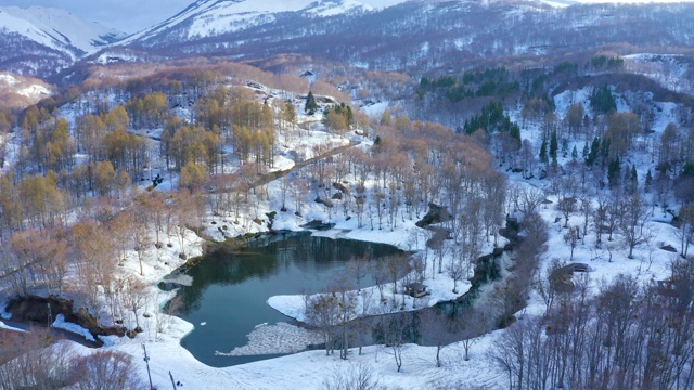 WS空中景观与湖和山在冬季，加山，山形县，日本视频素材