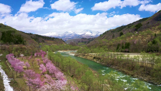 WS空中景观与河流和加山，山形县，日本视频素材