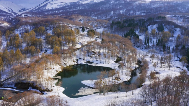 WS空中景观与湖和山在冬季，加山，山形县，日本视频素材