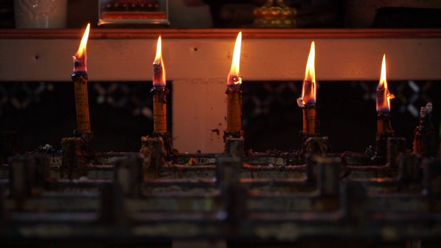 点燃的蜡烛在佛寺里敬拜和精神上的启迪视频素材