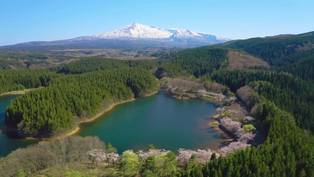 WS空中景观与Chokai山和湖，山形县，日本视频素材