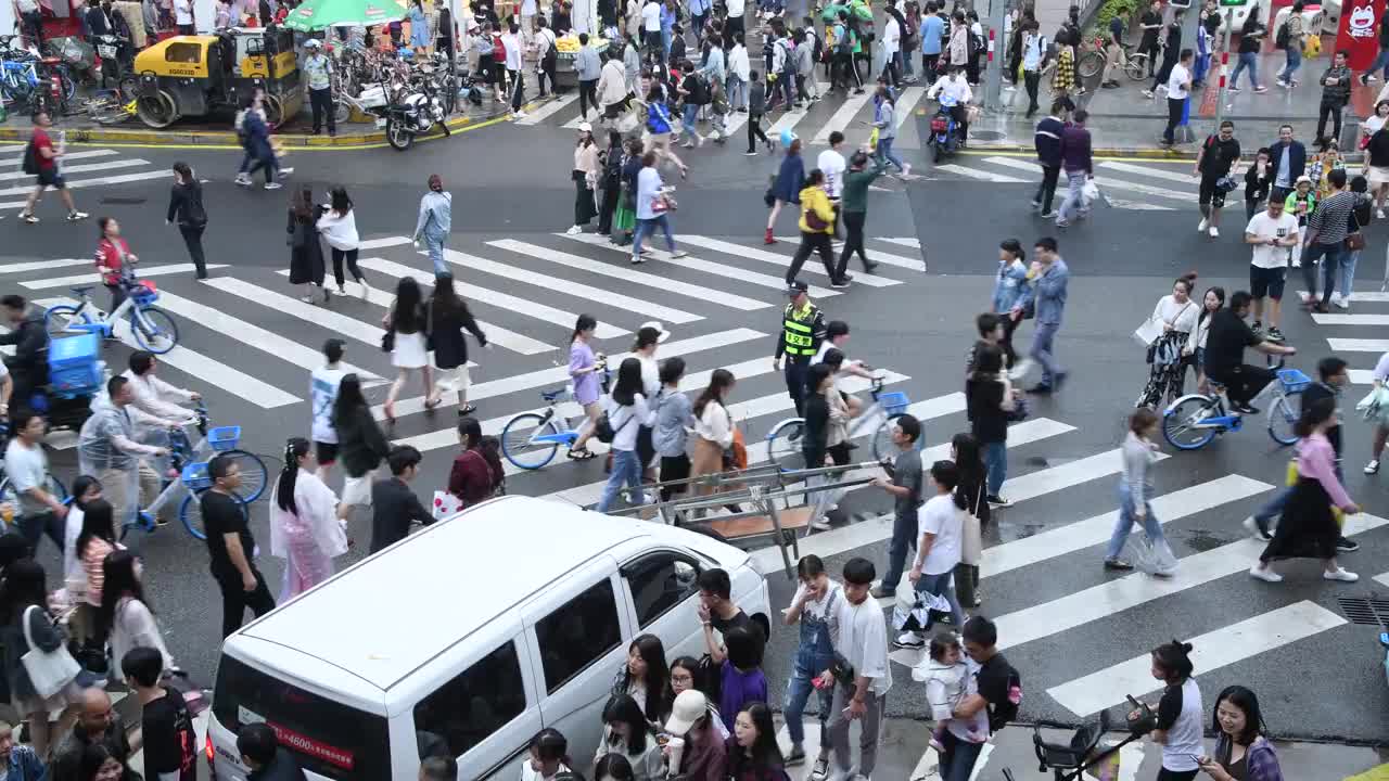 人行道上的人群和汽车视频素材