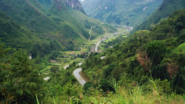 喀斯特山地景观河江和越南东宛的风景视频素材