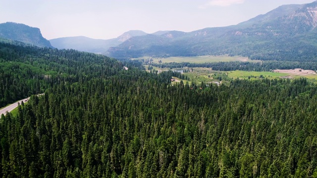 夏季野火烟雾充满空气与不祥的科罗拉多落基山脉山地景观视频素材