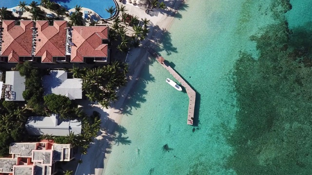 无人机拍摄的罗阿坦岛西湾海滩，这是加勒比海一个美丽的旅游胜地。视频素材