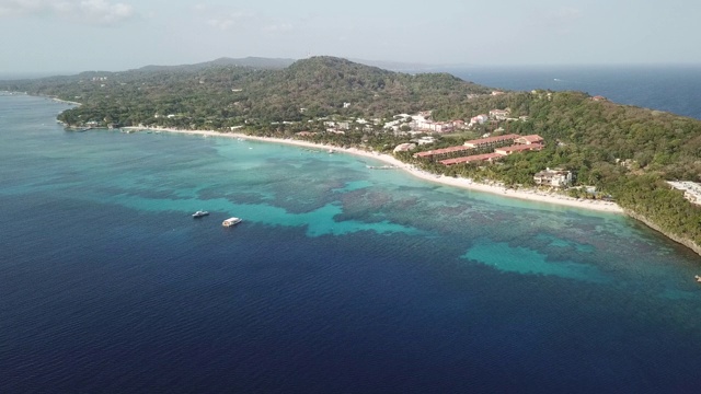 无人机拍摄的罗阿坦岛西湾海滩，这是加勒比海一个美丽的旅游胜地。视频素材