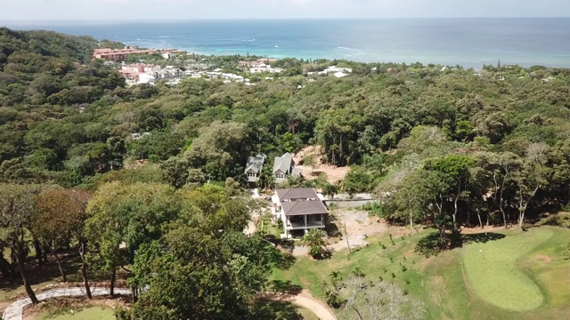 无人机拍摄的罗阿坦岛西湾海滩，这是加勒比海一个美丽的旅游胜地。视频素材