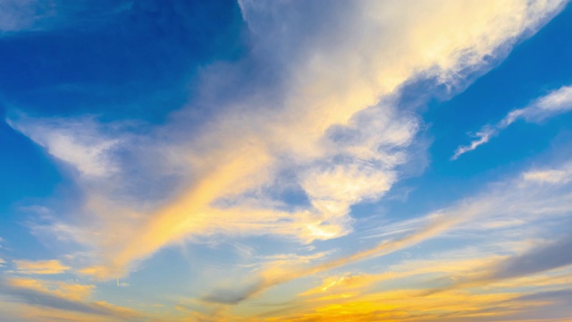 日落时，黄色的云和蓝色的天空。美丽的天空云自然景观。视频素材