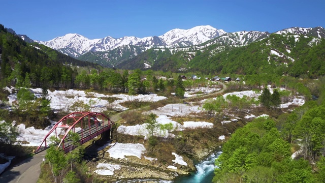 WS AERIAL Landscape with river, road and mountains, Gizandaira, Uonuma, Niigata县，日本视频素材