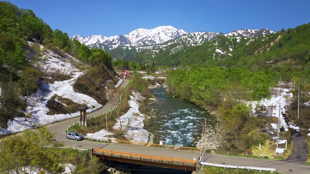 WS AERIAL Landscape with river, road and mountains, Gizandaira, Uonuma, Niigata县，日本视频素材