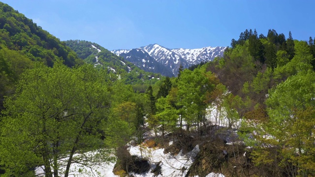 WS空中景观与山，Gizandaira, Uonuma，新泻县，日本视频素材