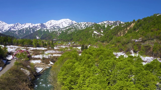 WS空中景观与河流和山脉，Gizandaira, Uonuma，新泻县，日本视频素材