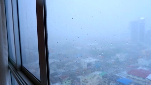 雨落在城市的玻璃窗上，雨季视频素材