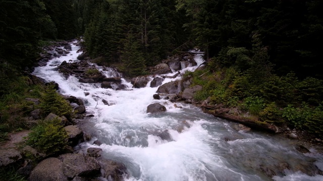 美丽崎岖的山河巴都森林视频素材