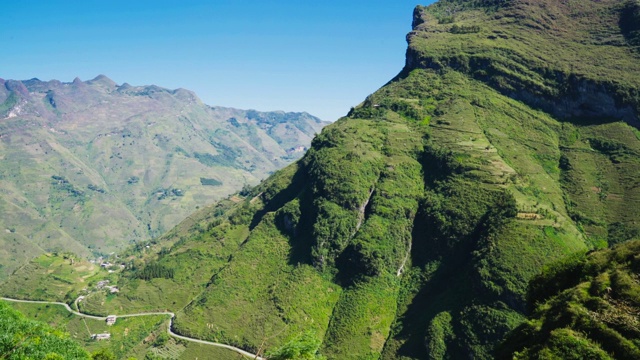 从河江到东宛的风景优美的山景，越南北部的高原全球地质公园视频素材