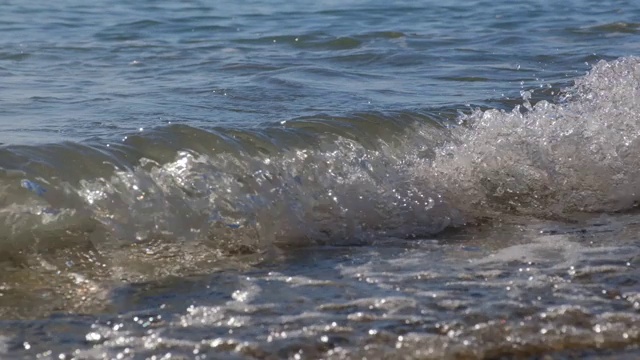 海浪翻滚着拍打着热带岛屿宁静的海岸视频素材