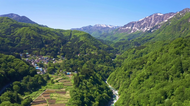 WS空中稻田在山谷和山脉，秋山前，新泻县，日本视频素材