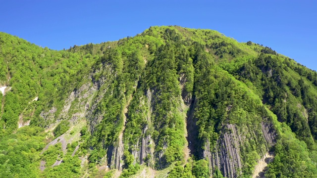 WS空中悬崖和山下晴朗的天空，秋山前，新泻县，日本视频素材