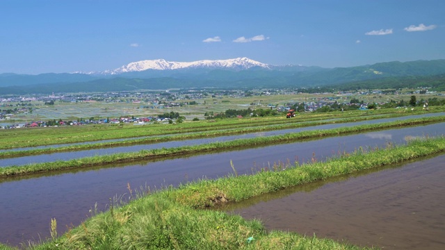 WS空中稻田，城镇和雪山，相珠若松，日本福岛县视频素材