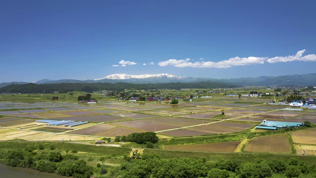 WS空中稻田，城镇和雪山，相珠若松，日本福岛县视频素材