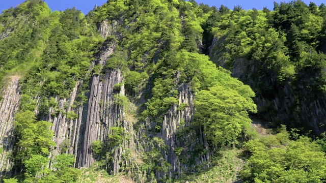 WS空中悬崖和山下晴朗的天空，秋山前，新泻县，日本视频素材