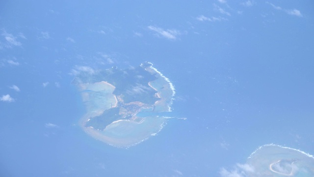 鸟瞰图的托纳基岛和伊里斯una岛在冲绳，日本视频素材