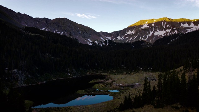 陶斯新墨西哥山在威廉姆斯湖的日出视频素材