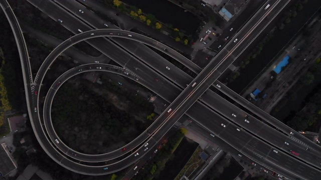 交通尖峰时刻的交通和道路交叉口鸟瞰图视频素材