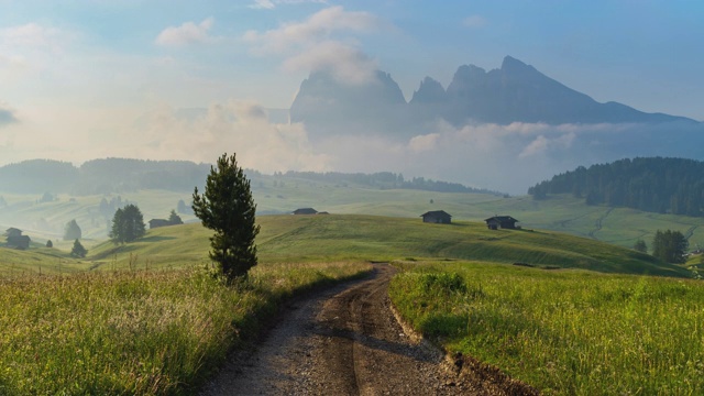 意大利Dolomites的Seiser Alm (Alpe di Siusi)的日出时间为4K视频素材