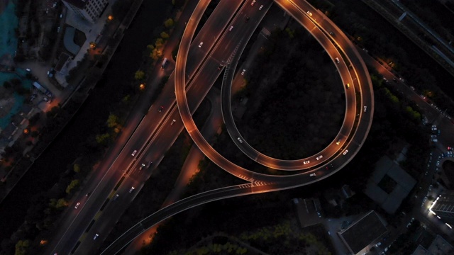 交通尖峰时刻的交通和道路交叉口鸟瞰图视频素材