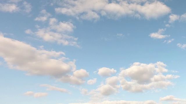 多云的天空。蓝色的天空中飘着蓬松的白云。间隔拍摄。视频素材