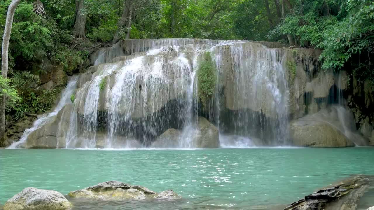 四面瀑布是国家公园二级瀑布，是泰国北碧府著名的旅游景点。视频素材