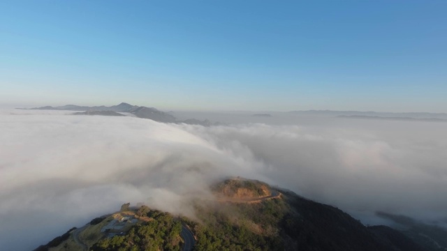 厚厚的云层和突出的峡谷顶部的森林，道路和房子(马里布峡谷，蒙特尼多，加利福尼亚，美国)视频素材