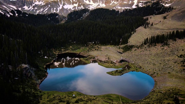 山峰的平移向下到高山湖视频素材