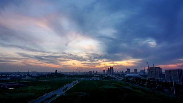 戏剧性的天空和城市天际线视频下载