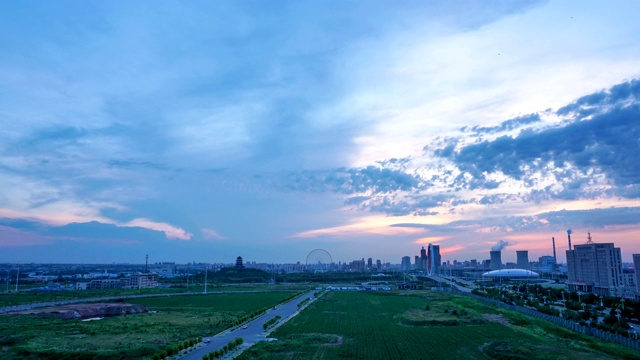 戏剧性的天空和城市天际线视频素材